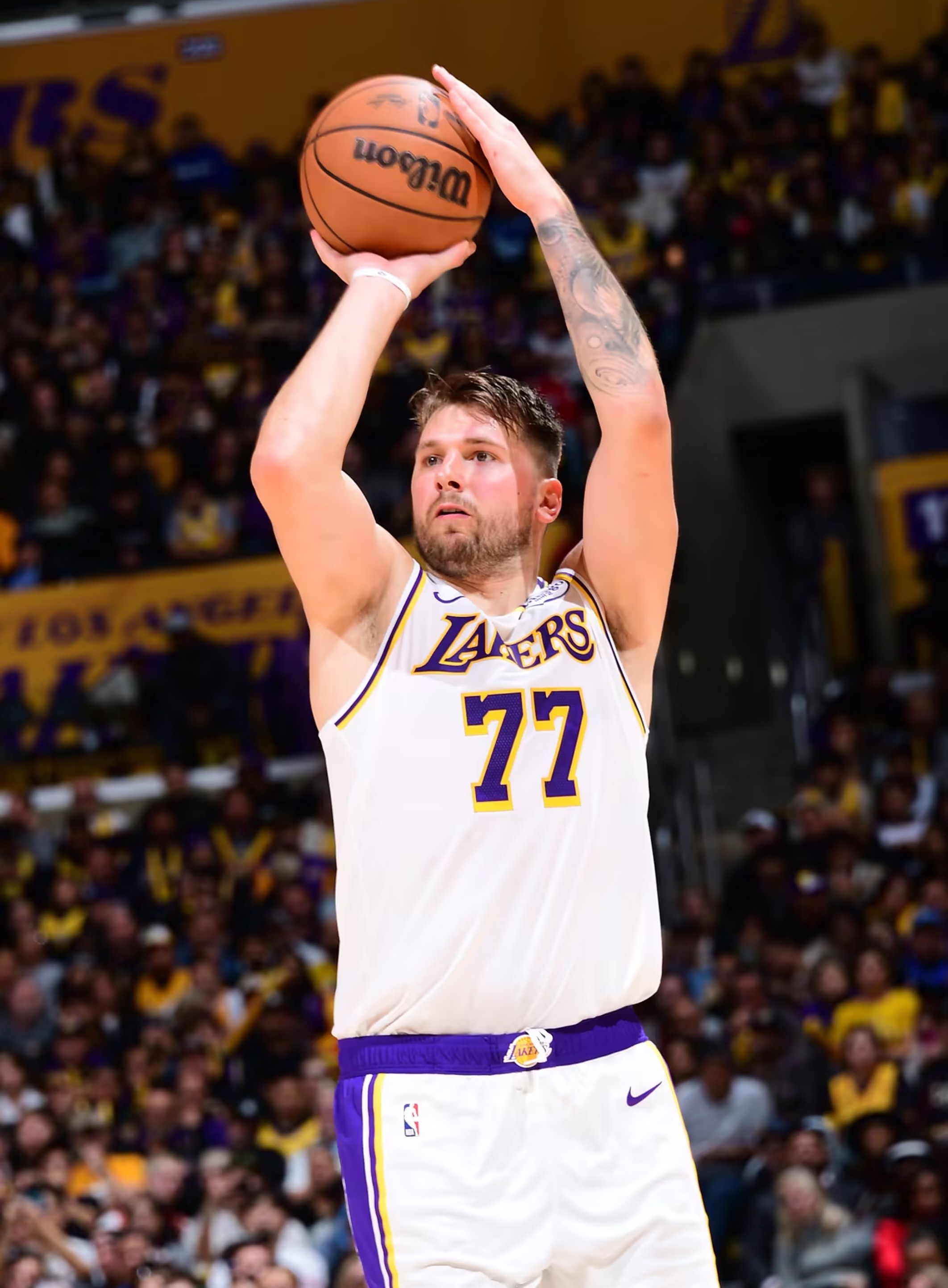 包含国际比赛日英超焦点战洛杉矶快船今晨远射贴柱，现场解说直呼：莱万多夫斯基与40激战德国队分钟的词条